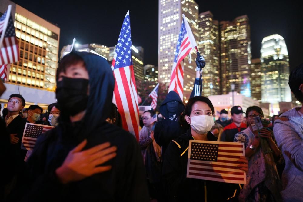 Una manifestación pacífica, legal y masiva en Hong Kong, en agradecimiento a Estados Unidos por aprobar dos leyes en apoyo a las protestas, acabó con un nuevo episodio de tensión con la policía.