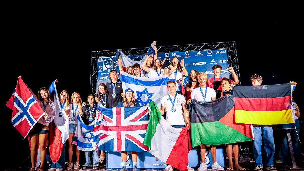 Podio con los primeros clasificados en cada categoría