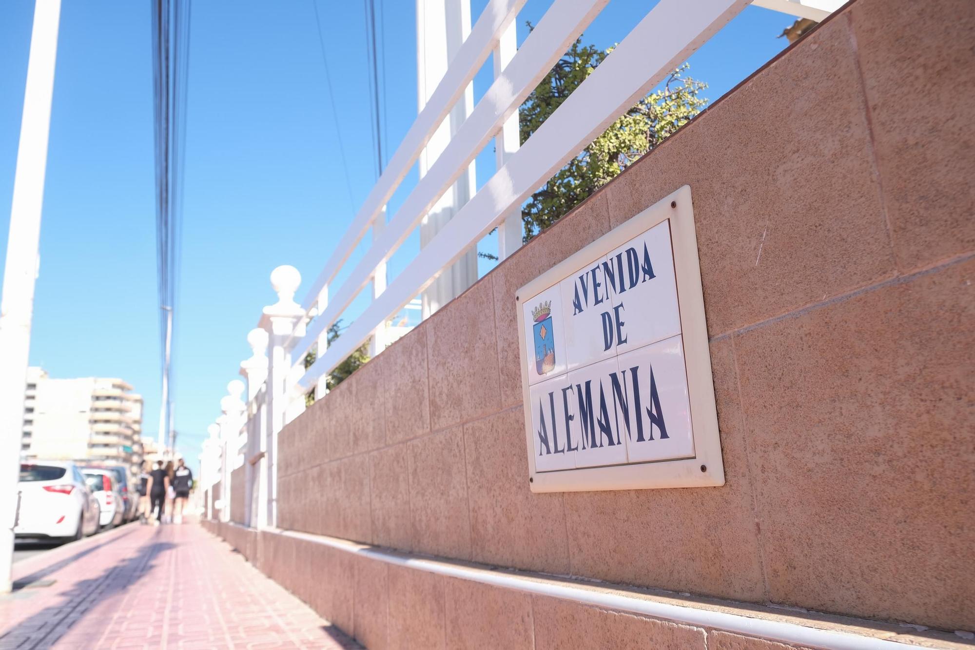 Así está el tendido aéreo de telefonía y fibra del principal vial de La Mata en Torrevieja