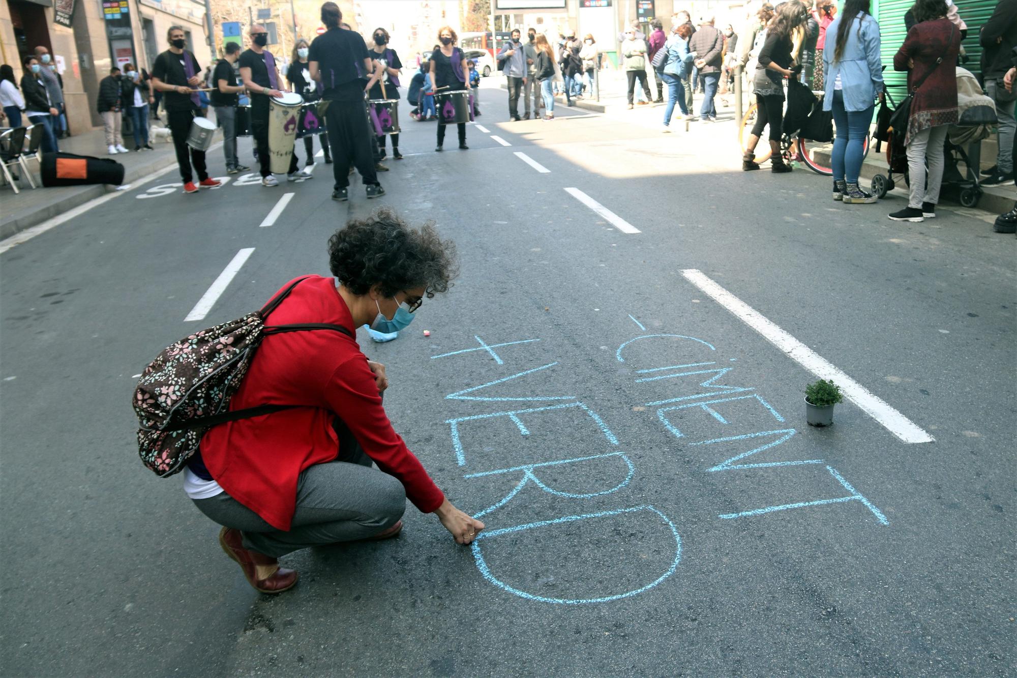 Una de las calles cortadas en L'Hospitalet en el marco de la campaña 'Confinemos a los coches. Recuperemos la ciudad'.