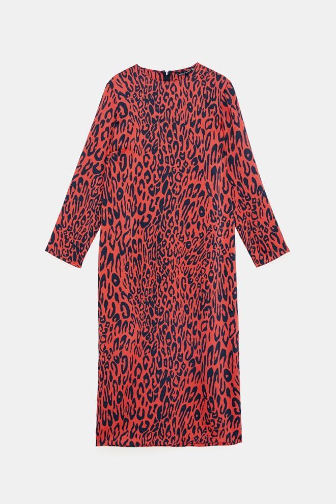 Vestido de estampado de leopardo en color rojo, de Zara