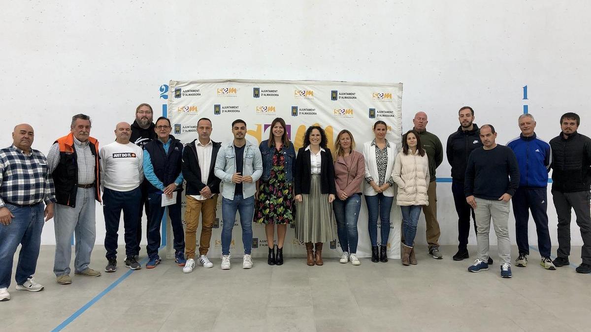 La alcaldesa, Merche Galí, el concejal de Deportes, Sergio Gómez, y la directora de comunicación de la compañía, Eva Andrés, recibieron a los representantes de los clubes beneficiarios de las becas.