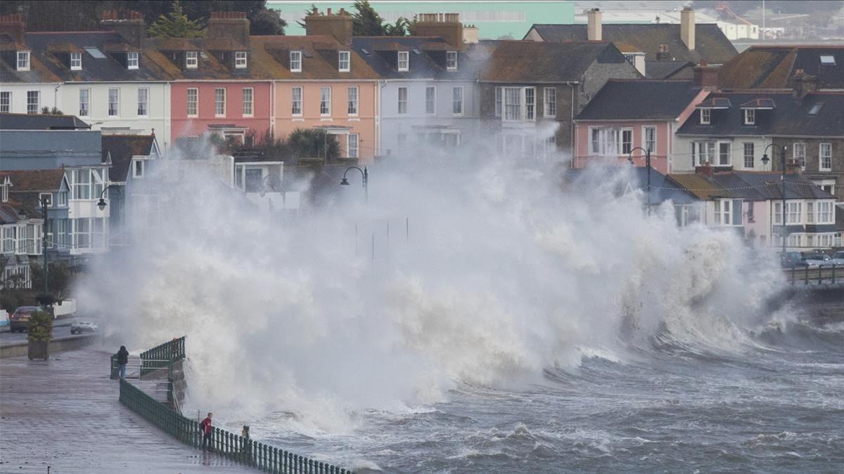 Olas levantadas por el huracán 'Ophelia' castigan el frente marítimo de Penzance, en Cornwall, el 16 de octubre.