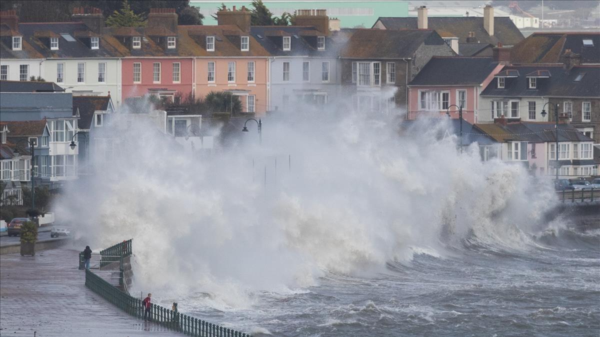 Olas levantadas por el huracán ’Ophelia’ castigan el frente marítimo de Penzance, en Cornwall, el 16 de octubre.