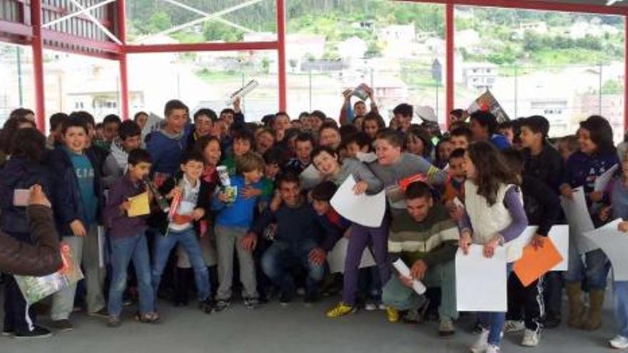 Jonny, agachado y en el centro de la imagen, rodeado por alumnos de los centros escolares de Bueu.  // Gonzalo Núñez