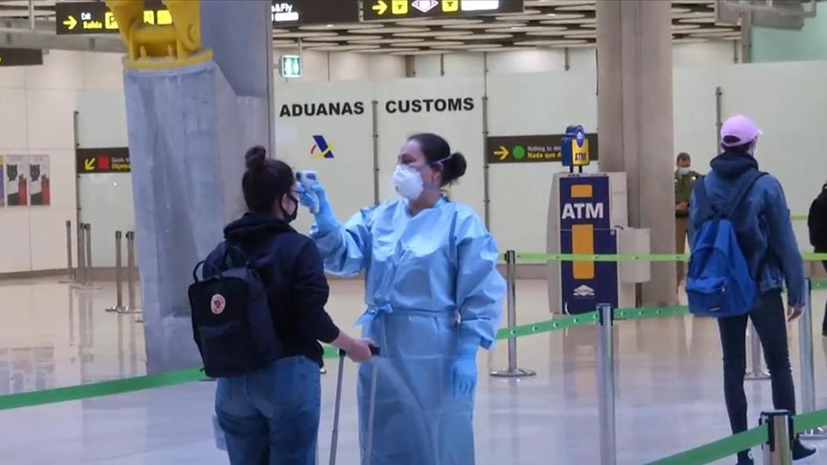 GRAF5788  MADRID  15 05 2020 - Captura de la senal de Moncloa de un control de toma de temperaturas a los pasajeros de un vuelo internacional a su llegada al aeropuerto de Madrid Barajas  El Ministerio de Transporte y Movilidad ha designado varios puertos y cinco aeropuertos como unicos puntos de entrada a Espana a traves de avion o barco para minimizar los riesgos de importacion de casos en el proceso de desescalada  medida que estara vigente del 16 al 24 de mayo  plazo que se puede prorrogar  Segun la orden ministerial que publica este viernes el Boletin Oficial del Estado (BOE)  los aeropuertos son  Josep Tarradellas Barcelona-El Prat  Gran Canaria  Adolfo Suarez Madrid-Barajas  Malaga-Costa del Sol y Palma de Mallorca EFE MONCLOA POOL