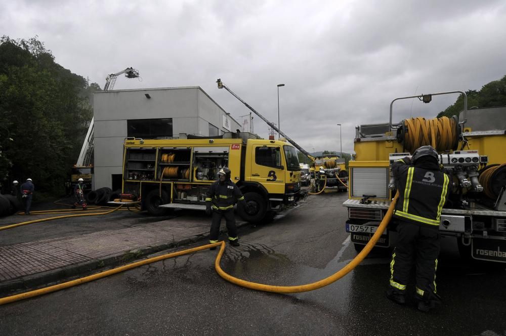 Los bomberos sofocan un incendio en una empresa de neumáticos del polígono langreano de La Moral