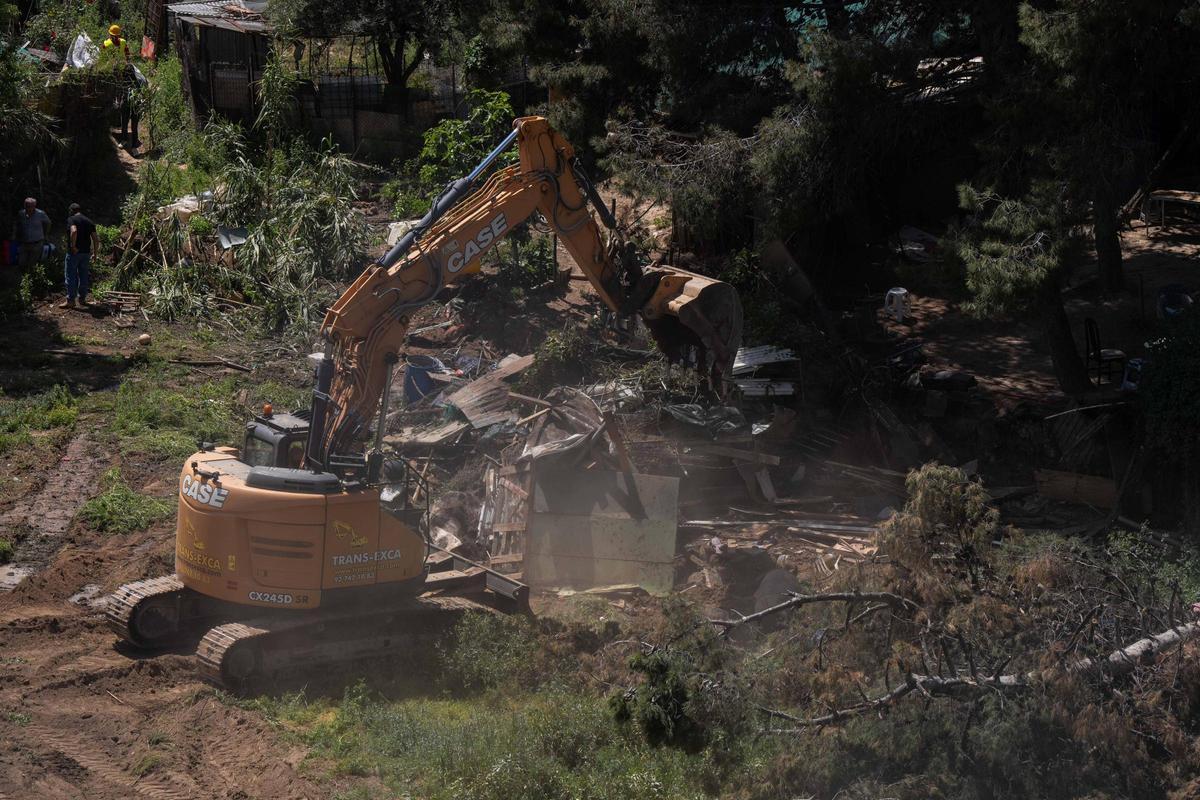 Desalojo de las chabolas y los huertos de la masia Can Cervera de Esplugues, donde algunas personas moraban y otras labraban tierras