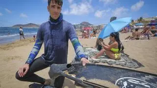 Un festivo marcado por el compromiso ambiental en Las Canteras: "Puede haber llegado la basura al mar"