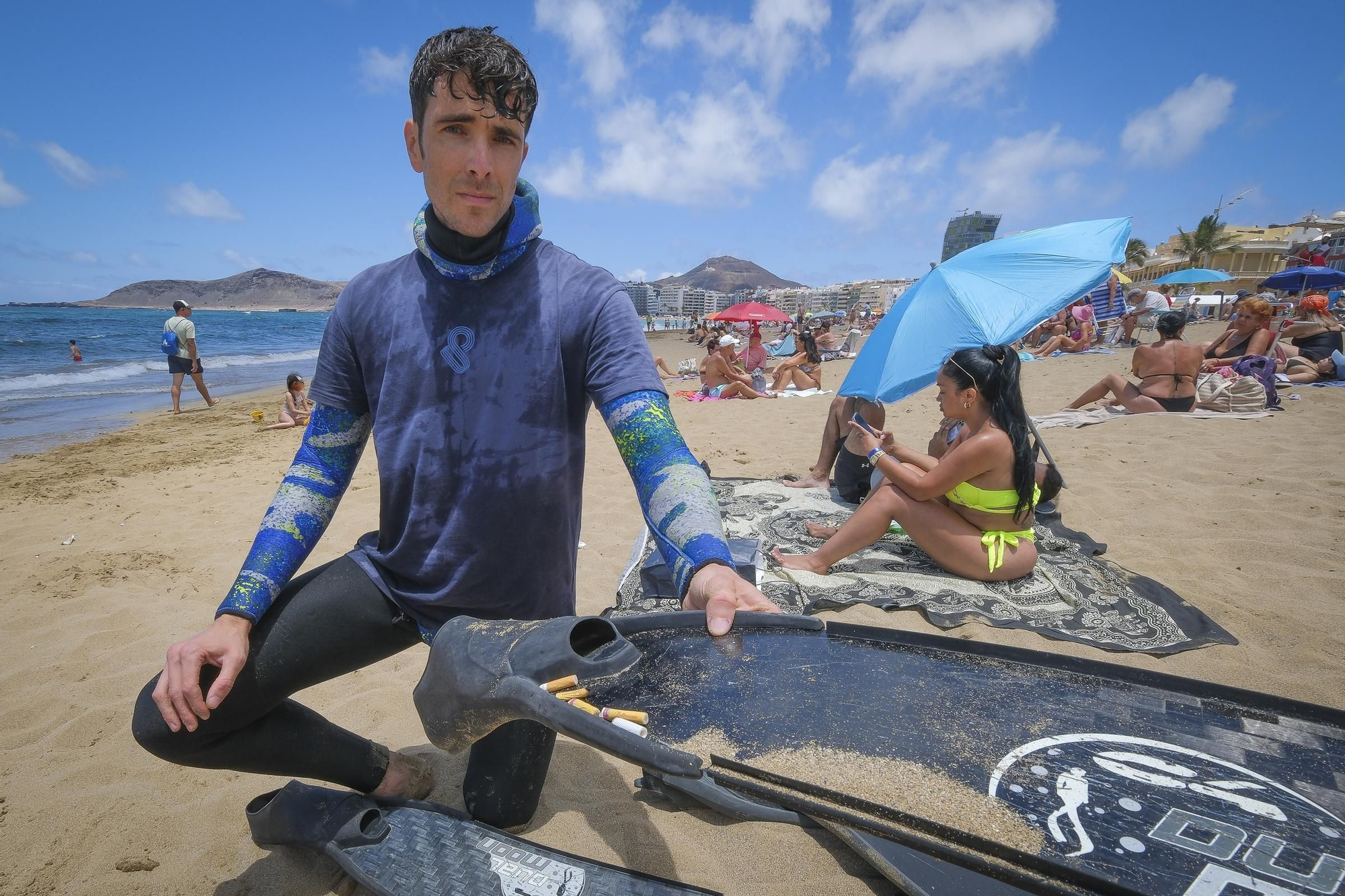 La Playa de Las Canteras se llena por San Juan