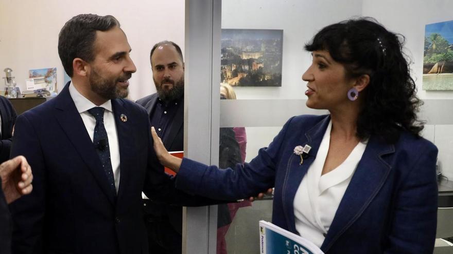 Los líderes del PSOE e IU, Dani Pérez y Toni Morillas, se saludan en un debate electoral.