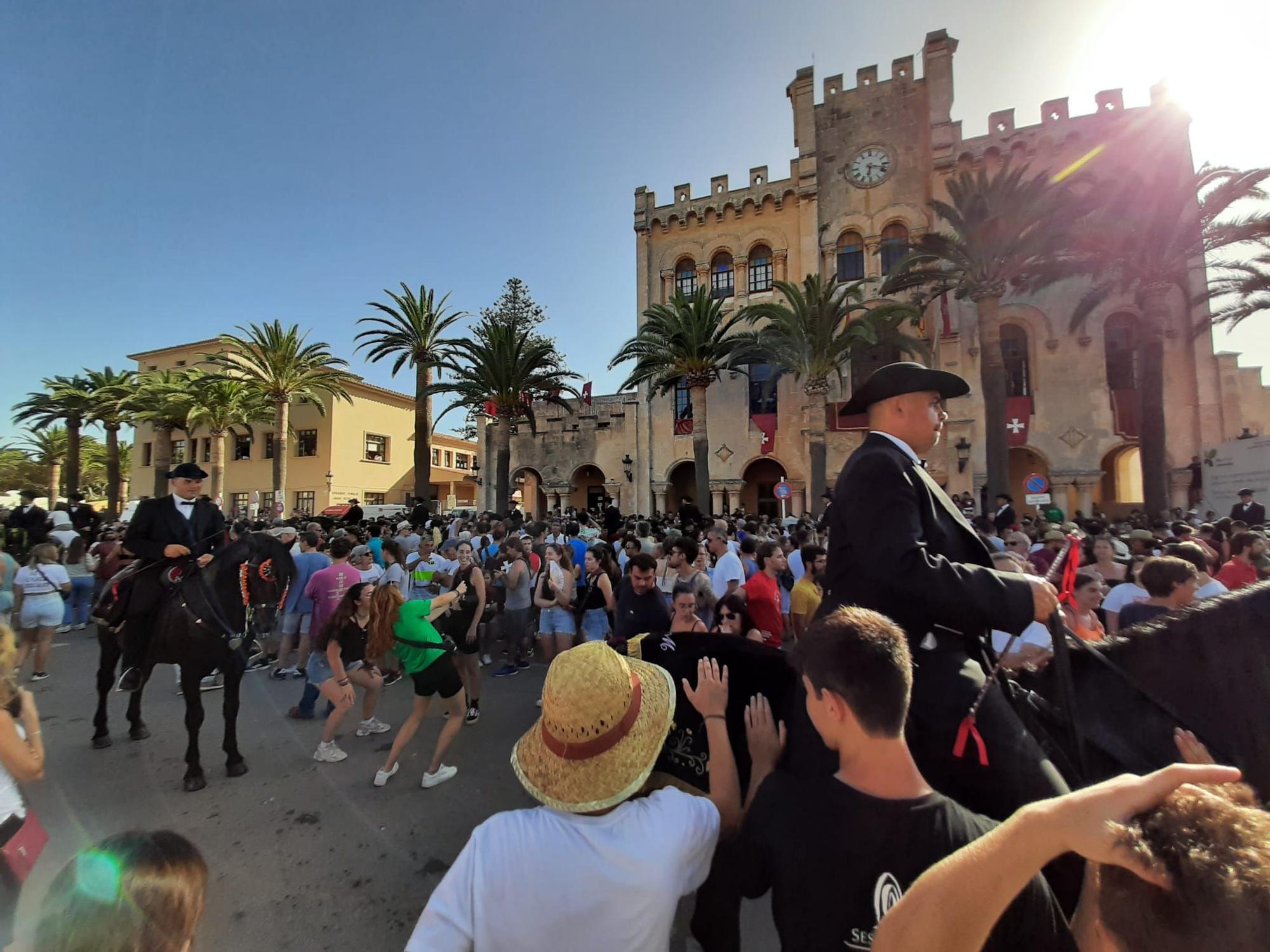 Las fotos de primer toc de flabiol en Ciutadella al que han asistido miles de mallorquines