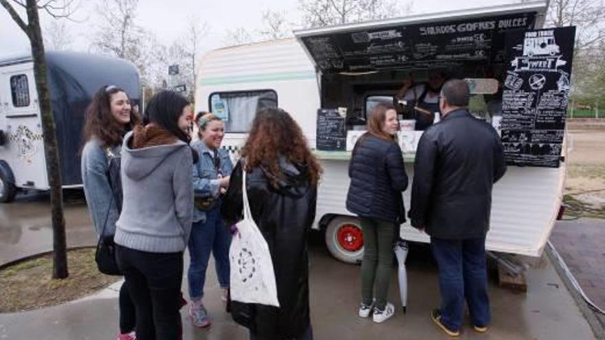 El Food Truck Market de Salt aguanta la pluja  i continua aquest diumenge