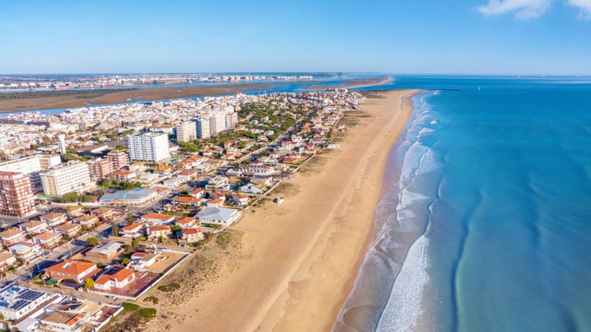 La escapada perfecta: playa y feria gastronómica en el paseo marítimo de este pueblo de Huelva
