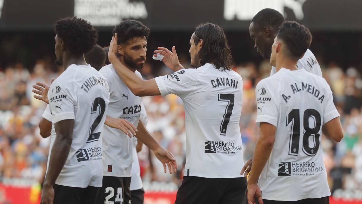 El equipo celebrando un gol