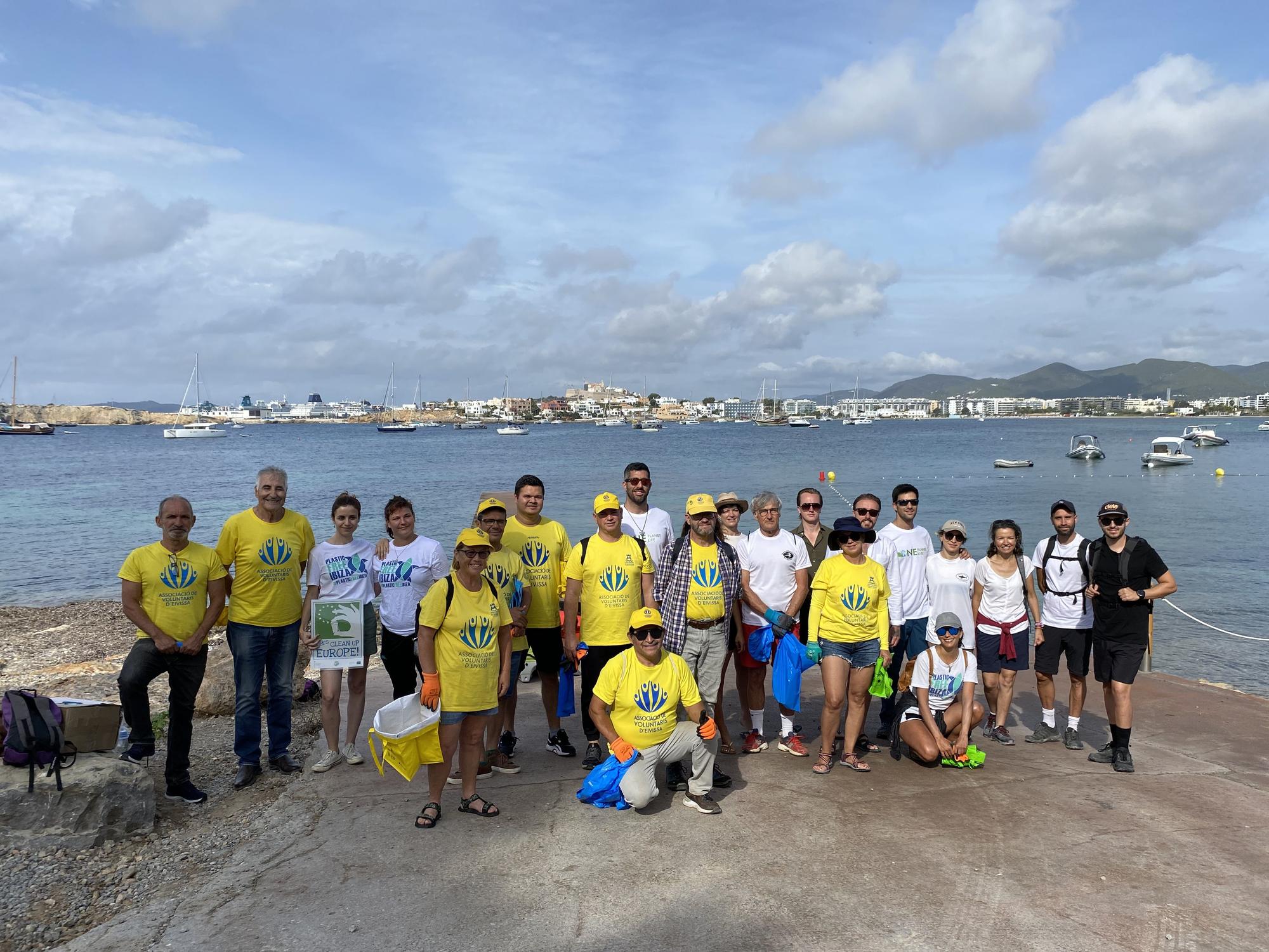 Galería de imágenes de la recogida de plásticos en una playa de Ibiza