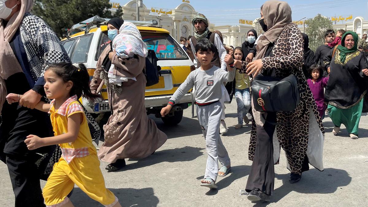 Mujeres con sus hijos tratan de alcanzar el aeropuerto para abandonar el país.