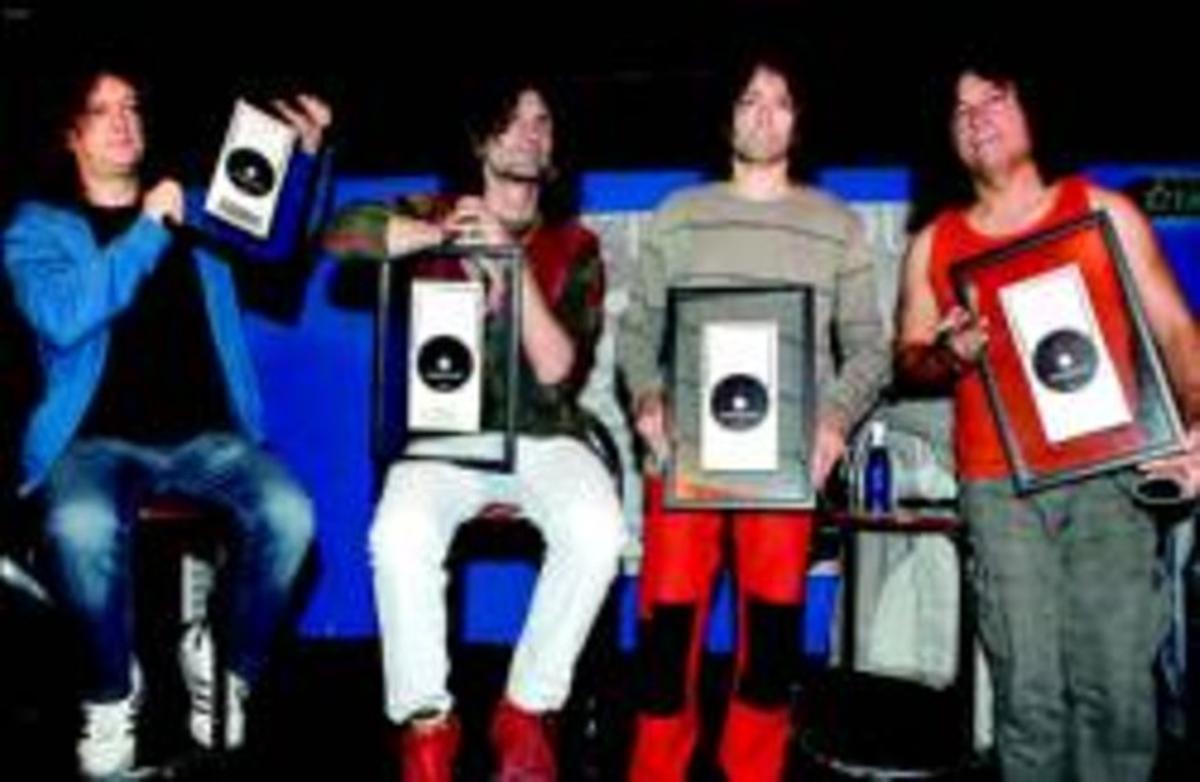 Robe Iniesta (segon per la dreta) i la resta del grup Extremoduro, el 25 de setembre passat.