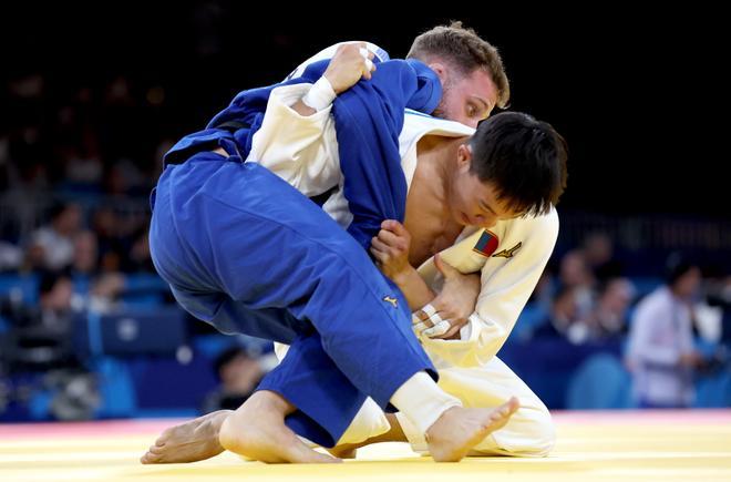 El español Salvador Cases Roca (azul) se enfrenta a Erdenebayar Batzaya de Mongolia en su combate de la categoría -73kg de las competiciones de Judo competitions de los Juegos Olímpicos París 2024 
