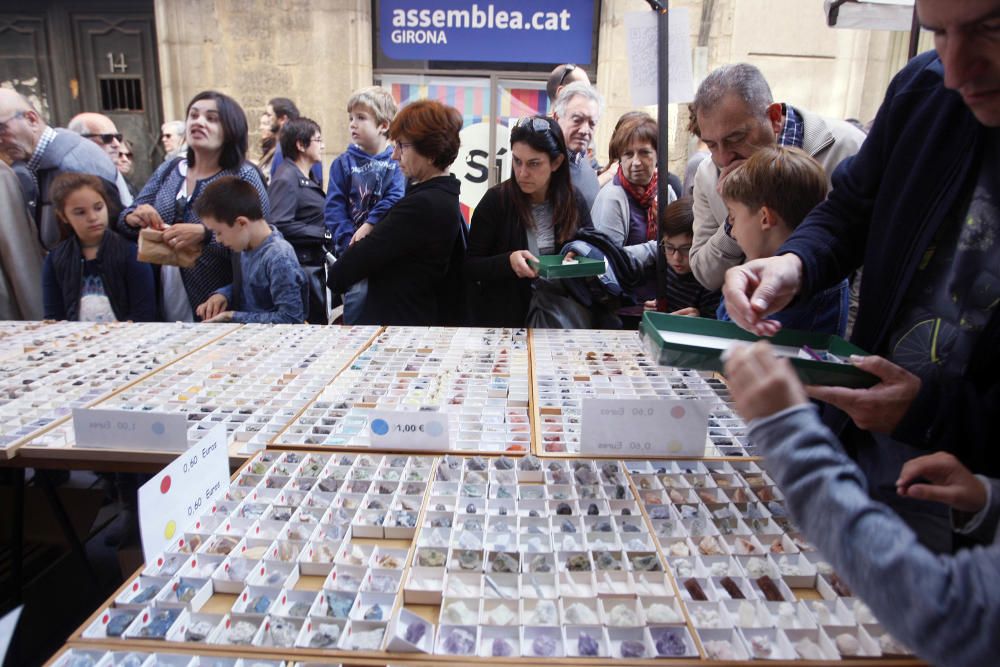 Milers de persones omplen Girona per Tots Sants