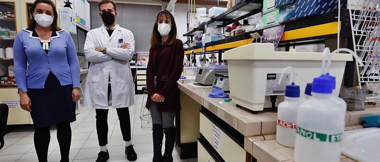 Por la izquierda, María Jesús Lobo, Ramón Lorenzo y Noemí de los Santos, en el laboratorio de Electroanálisis de la Facultad de Química. | Luisma Murias |   LUISMA MURIAS