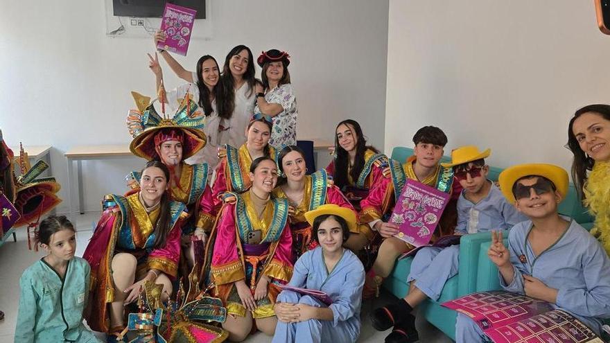 Cambalada lleva la alegría del Carnaval de Badajoz a los niños hospitalizados