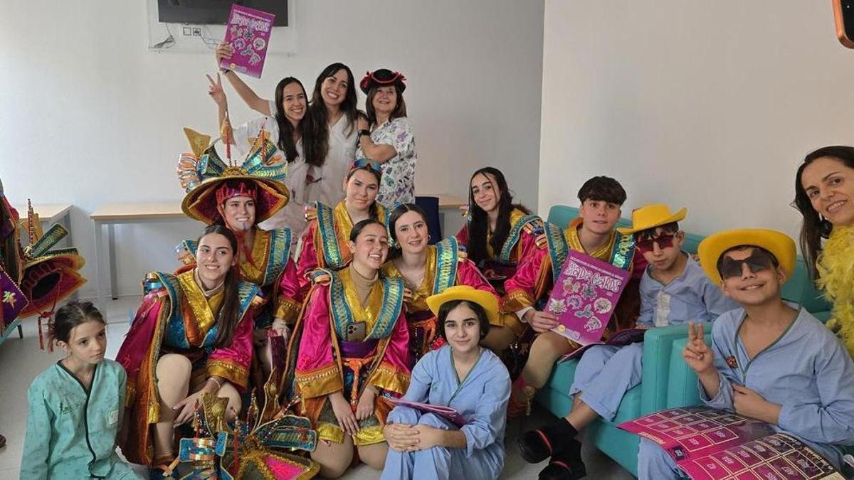 La comparsa Cambalada junto a los niños en el Hospital Materno Infantil este jueves.