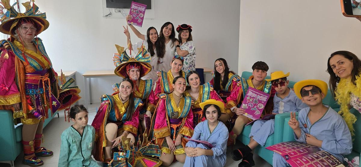 La comparsa Cambalada junto a los niños en el Hospital Materno Infantil este jueves.