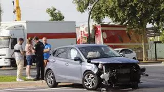 Un herido en un choque entre dos turismos frente a la portada de la Feria de Córdoba