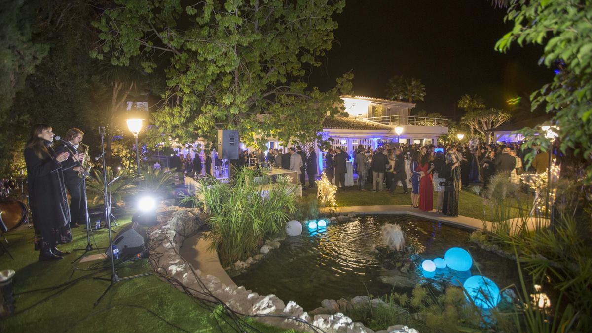 Ambiente del evento en el jardín del Maestral.