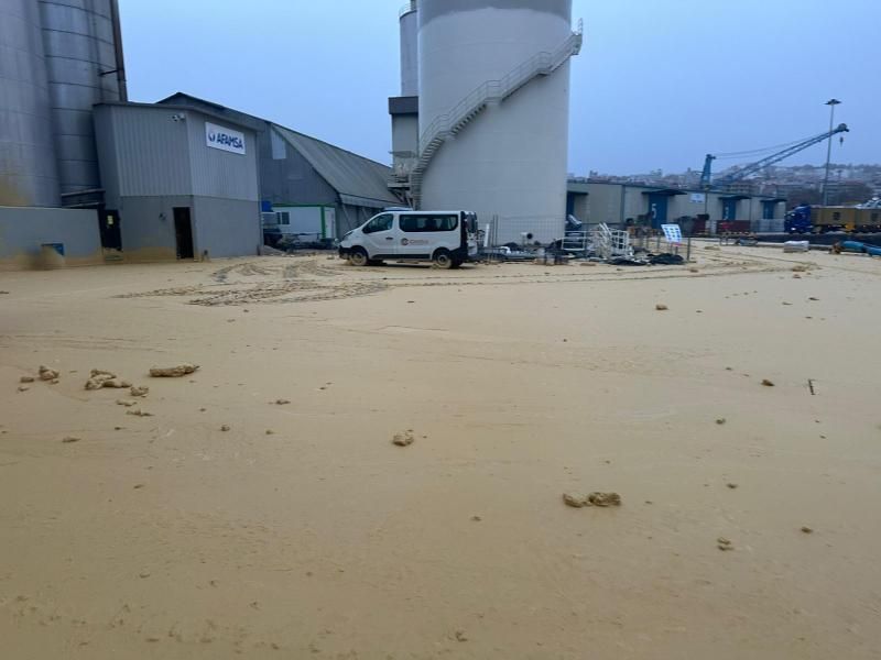 El aceite de palma mancha la ría de Vigo tras romper un tanque en el muelle de Guixar