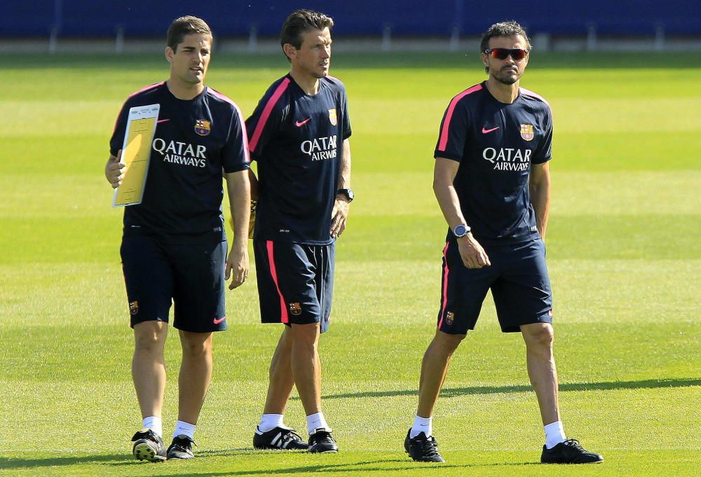 El entrenador del FC Barcelona, Luis Enrique Martinez, acompañado de los segundos entrenadores, Juan Carlos Unzue y Robert Moreno, en julio de 2014.