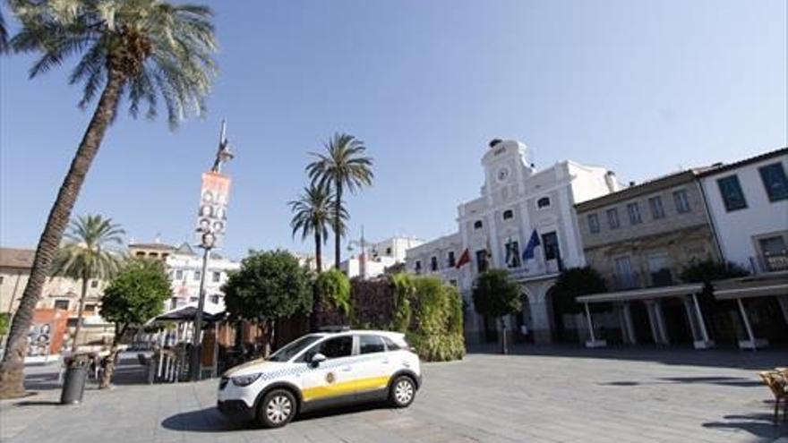 Vehículo de la Policía Local de Mérida en la plaza de España.