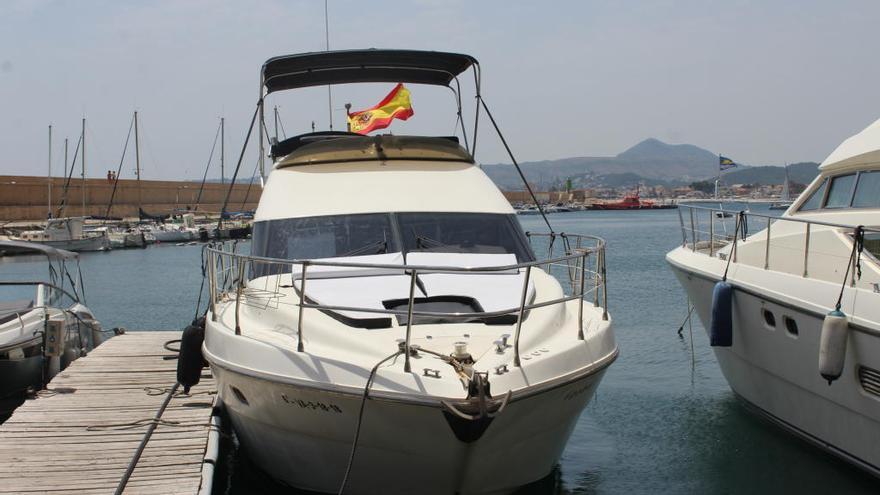 Una mujer llega nadando en plena noche al puerto de Xàbia tras caer de un yate