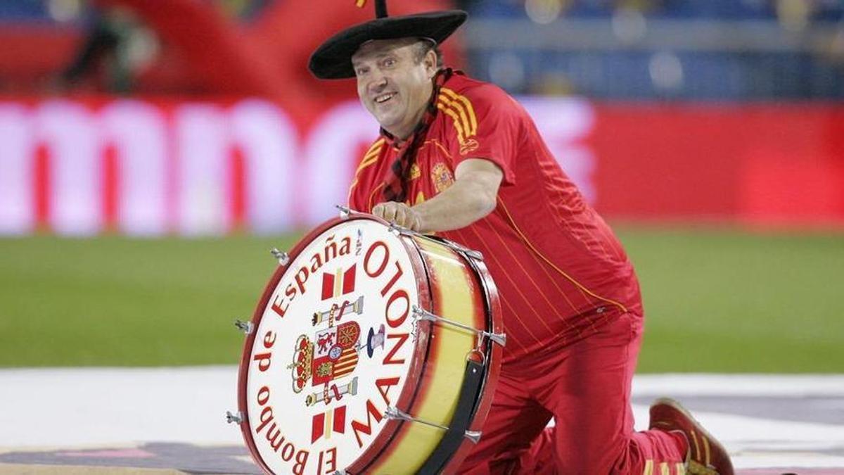 Manolo con su Bombo recuperado, tras perderlo