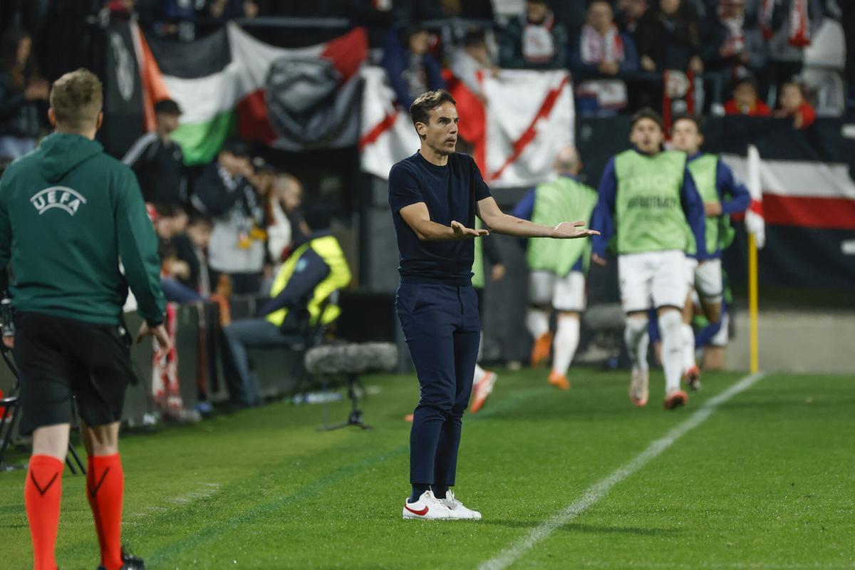 MADRID, 06/11/2025.- El entrenador del Rayo Vallecano Íñigo Pérez durante el partido de Liga Conferencia que Rayo Vallecano y Lech Poznan disputan este jueves en el estadio de Vallecas. EFE/ Juanjo Martín