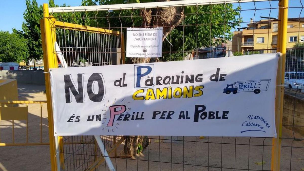 La plataforma caldenca ha penjat un cartell per protestar. | DDG