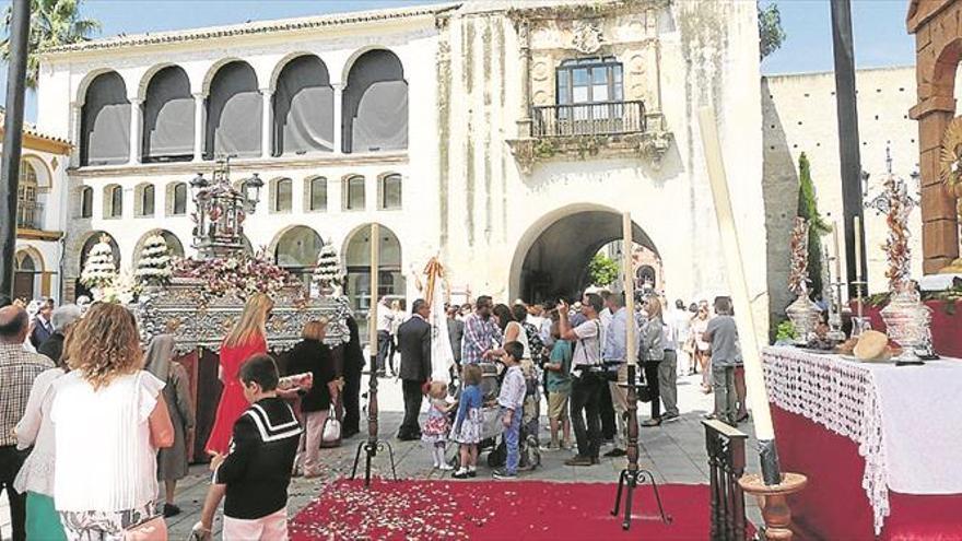 Un desfile del corpus christi lleno de bellísimos altares en las calles