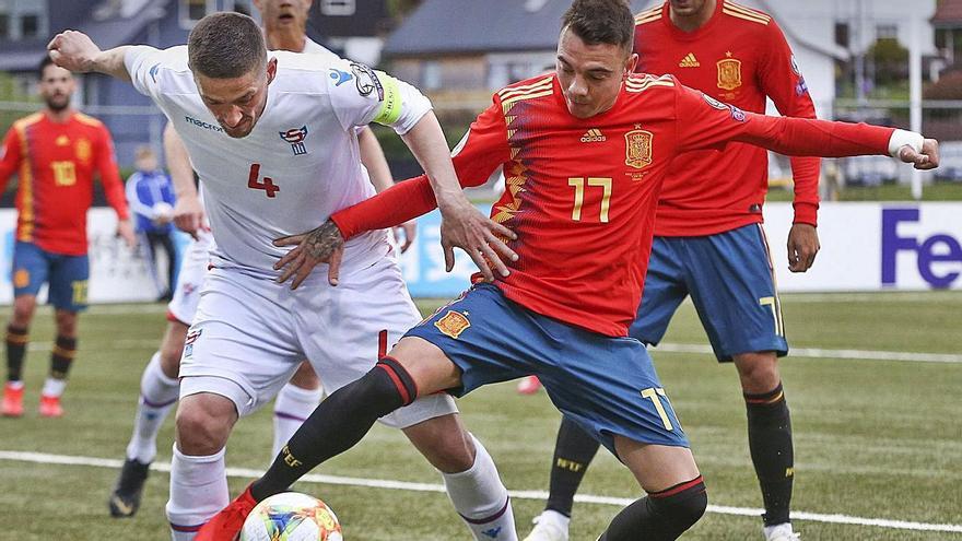 Iago Aspas lucha por un balón en su último partido con la selección, ante Islas Feroe, en 2019. |  // EFE