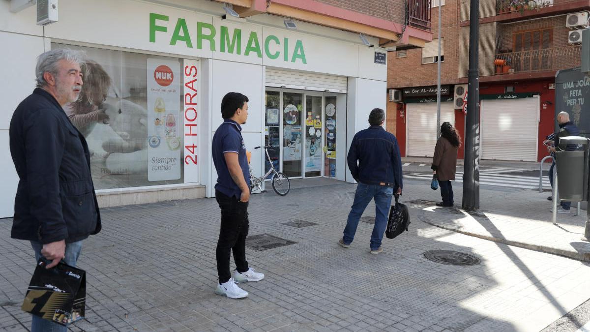 Cola de usuarios en una farmacia de València durante el lunes de Sant Vicent Ferrer.