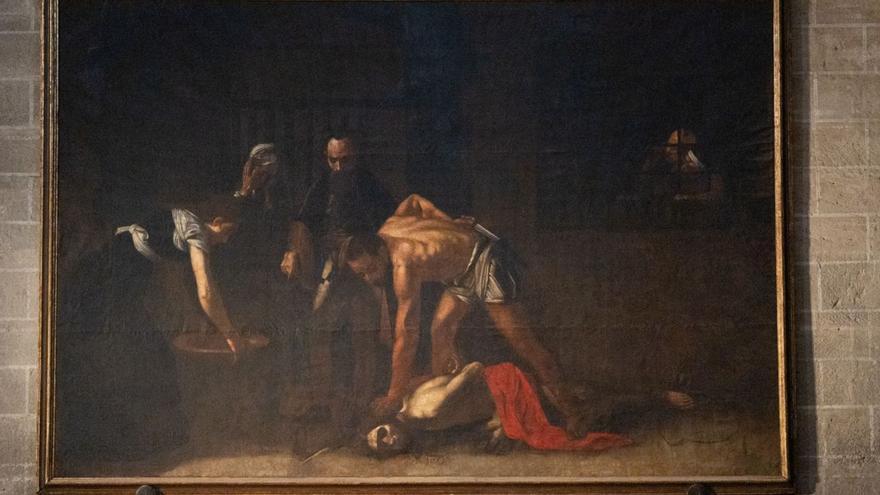 «El martirio de San Juan Bautista», una copia de un Caravaggio situado sobre la puerta de la sacristía. | J. L. F. |  J.L. F.