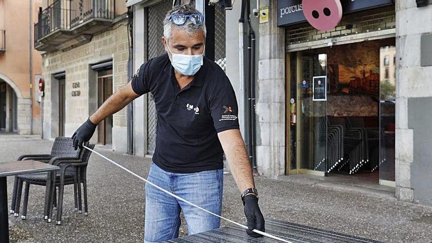 Xavier Manresa comprovant la separació de les taules a la terrassa del Porcus |