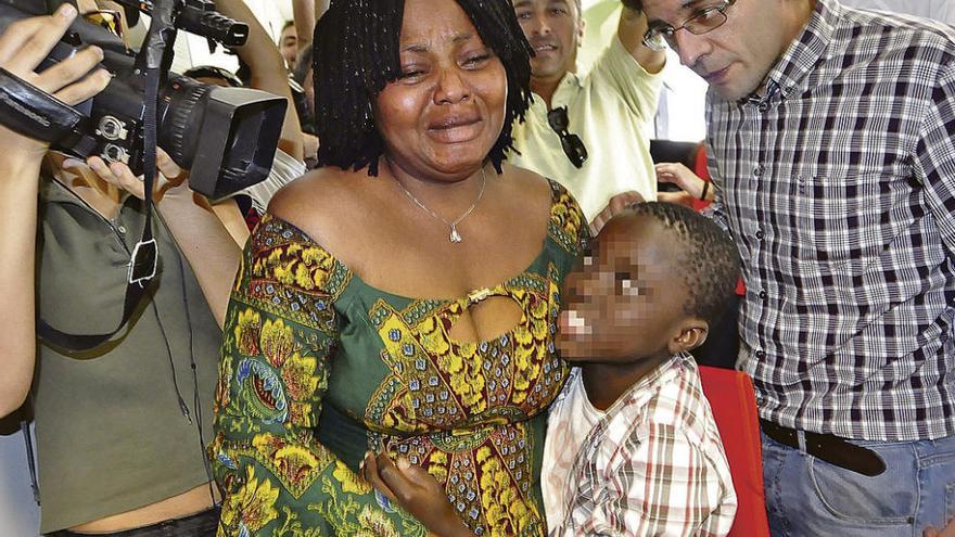 Adou, &#039;el niño de la maleta&#039;, ya está con su madre, y su padre sale en libertad