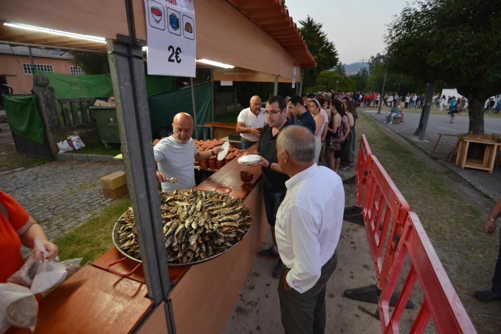 Cientos de personas de toda la comarca acudieron al recinto de A Reiboa para celebran San Xoán entre sardinas, atracciones y fuego.