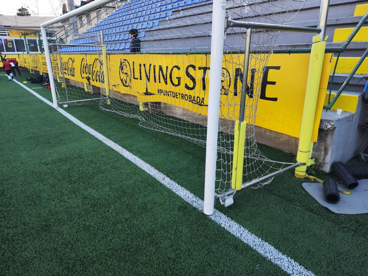 Las espumas amarillas colocadas en el Narcís Sala tras ceder la valla en el Nou Sardenya en el derbi de noviembre pasado.