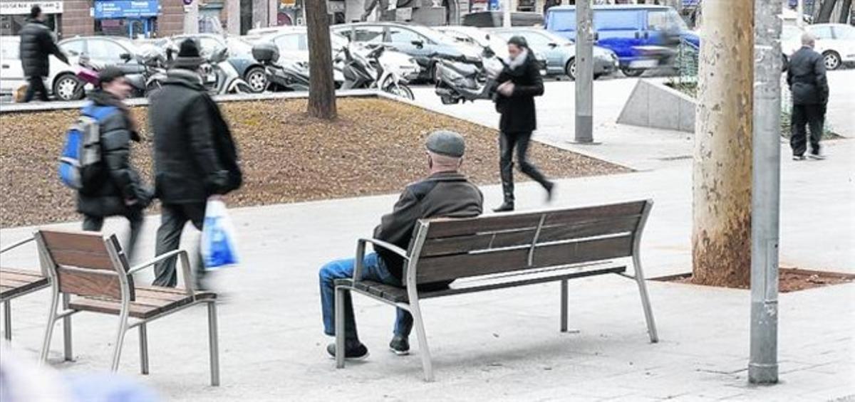 Un anciano sentado en un banco de la avenida de Roma. Un anciano sentado en un banco de la avenida de Roma.