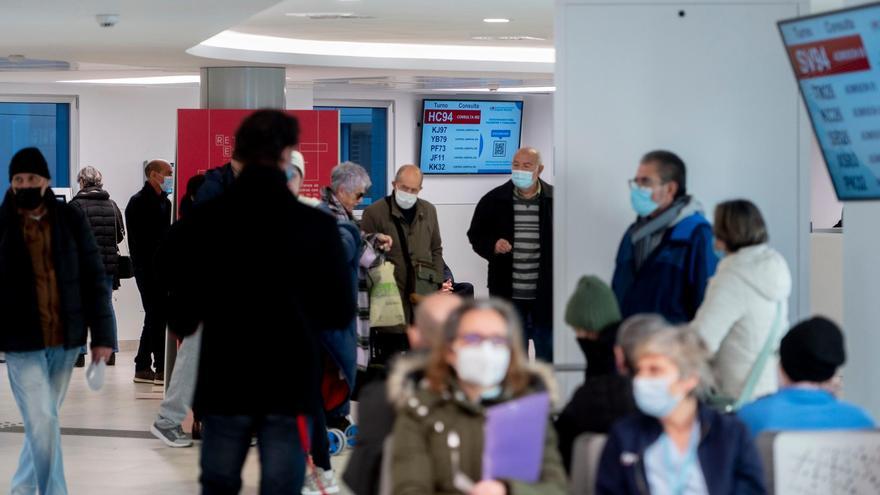 Varias personas con mascarilla en una sala del Hospital General Universitario Gregorio Marañón. Alberto Ortega / Europa Press