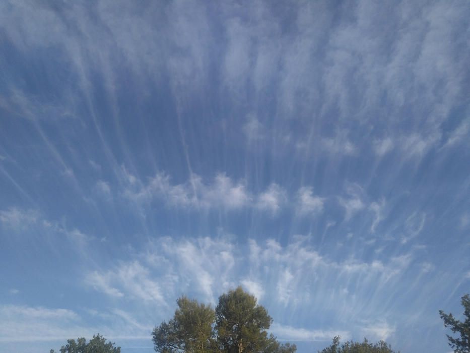 Igualada. En aquesta imatge que ens ha fet arribar un dels nostres lectors, podem veure les meravelles que poden arribar a fer els núvols, els quals fan formes increïbles que contrasten amb el cel blau.