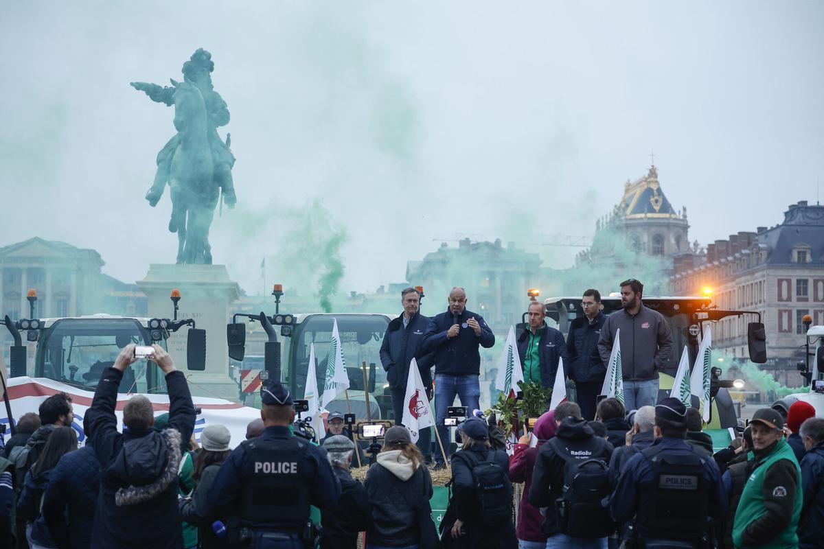 Protesta de agricultores franceses por el acuerdo entre la UE y Mercosur frente al palacio de Versalles.