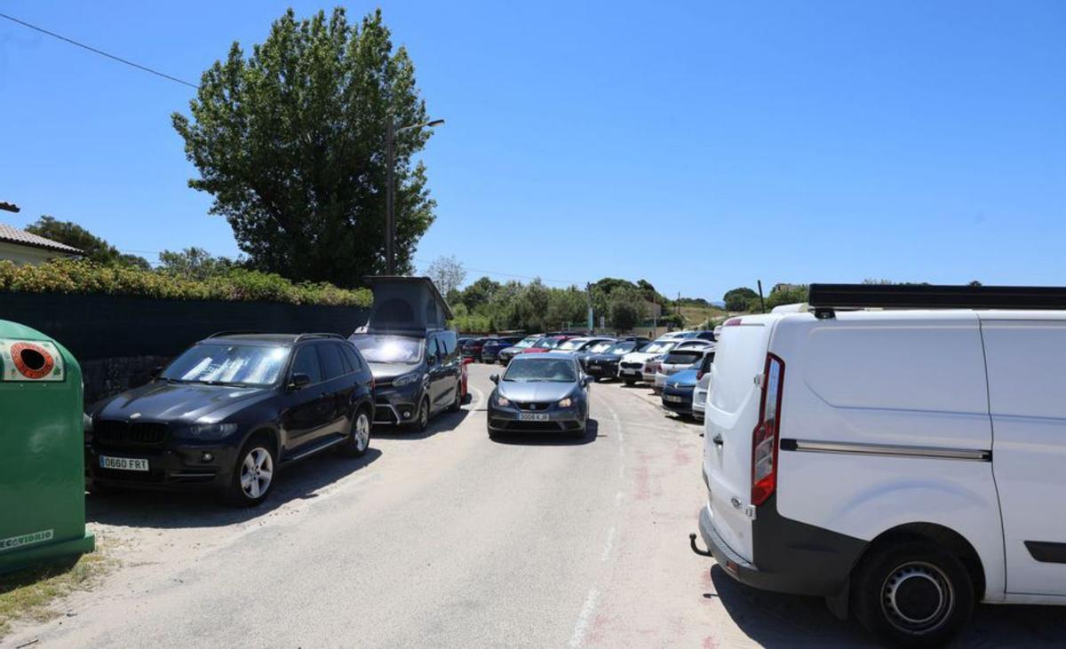 Coches aparcados en las inmediaciones de la playa. | Alba Villar